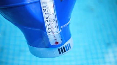 Floating Pool Thermometer. Measuring water in the Swimming Pool, Bath House 스톡 동영상 112823298