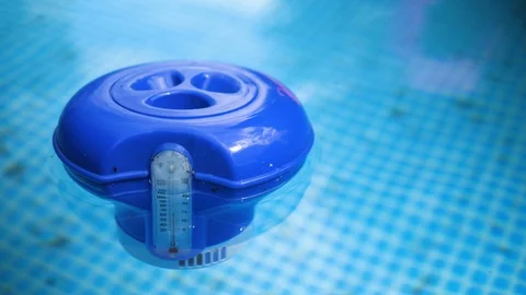 Floating Pool Thermometer. Measuring water in the Swimming Pool, Bath House 스톡 동영상 112828043