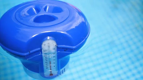 Floating Pool Thermometer. Measuring water in the Swimming Pool, Bath House 스톡 동영상 112889508