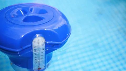 Floating Pool Thermometer. Measuring water in the Swimming Pool, Bath House 스톡 동영상 112889511