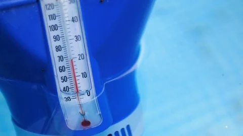 Floating Pool Thermometer. Measuring water in the Swimming Pool, Bath House Stockbeeldmateriaal 112949461