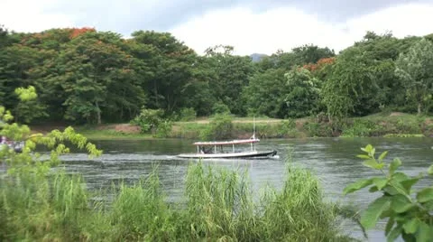Floating Restaurant Being Tugged Upstream 스톡 동영상 12325887
