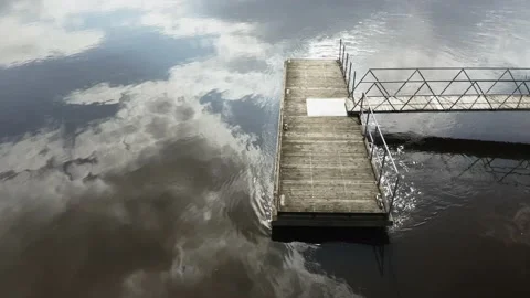 Floating river dock Stockbeeldmateriaal 154675534