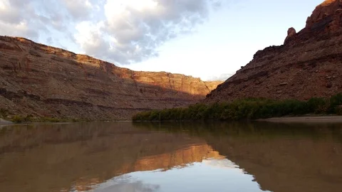 Floating river sunrise Vídeos de archivo 82546747