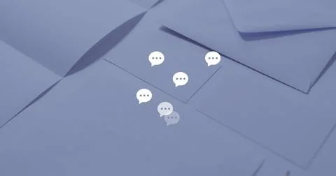 Floating six stylized white chat bubble icons above overlapping envelopes on Foto stock