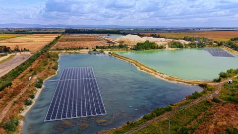 Floating solar panel array on quarry water reservoir. Photovoltaic installation Vídeo Stock 346007561