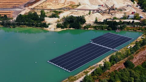 Floating solar panel array on a quarry lake. Photovoltaic equipment rests on Vídeos de archivo 346103085