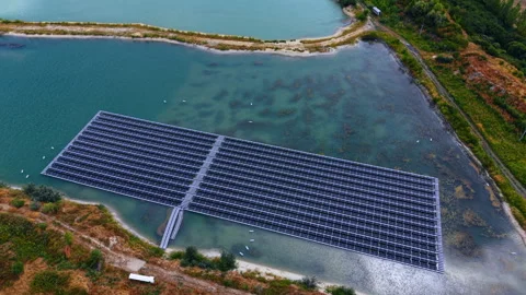 Floating solar panel array on transparent water. Vídeo Stock 345831138