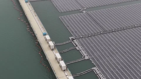 Floating solar panel farm generating renewable energy Stockbeeldmateriaal 330284599