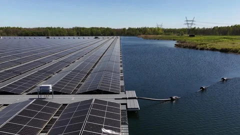 Floating solar panel farm generating renewable energy on a lake 스톡 동영상 333452573