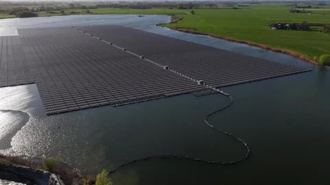 Floating solar panel farm generating renewable energy 库存影片 335275732