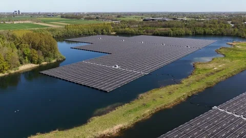 Floating solar panels generating clean renewable energy 스톡 동영상 334028215