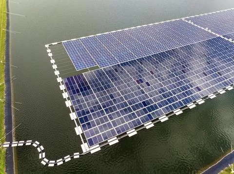 Floating solar power system installed on water surface for generating clean a Stockfoto's