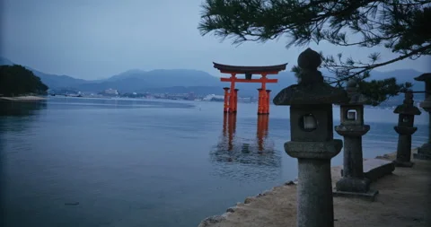 Floating Torii Gate at Dusk Miyajima Hiroshima Japan Видео 344700678