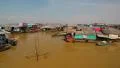 Floating village of Vietnamese refugees on Tonle Sap lake in Siem Reap, Cambodia HD Footage