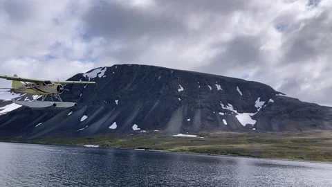 Floatplane Ascending over Remote Mountain Lake in Alaska Vídeo Stock 327751904