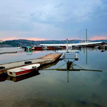 Floatplane Docked at Marina during Calm Sunset in Yellowknife Foto stock