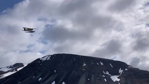 Floatplane Soaring High Over Alaskan Mountains Vídeo Stock 327751905