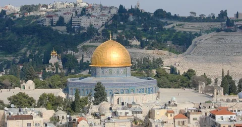 Flock of doves twice flying to the mosque Dome of the Rock 스톡 동영상 105898882