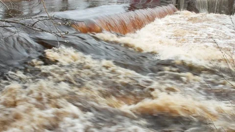 Flood on fast flowing spring river, Lappeenranta Finland Vídeos de archivo 185919321