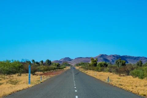 Flood way depth indicator besides road in Australian bush towards Karijini Na Stock-Fotos