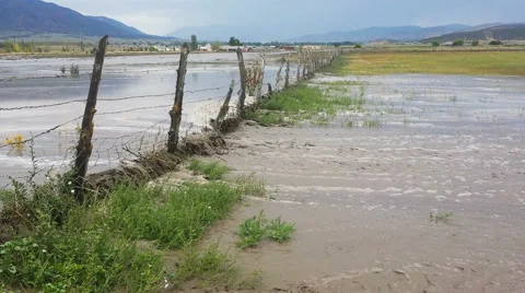 Flooded fields flow under fence line Video stock 61218766