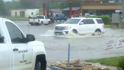 Flooded intersection in Devine Texas after heavy rains Video stock 109192753
