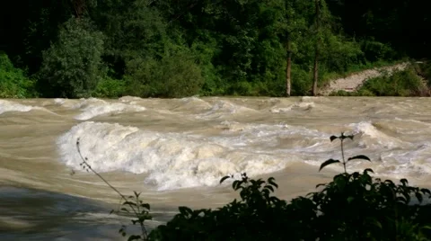 Flooded river with a breaking wave 스톡 동영상 40612161
