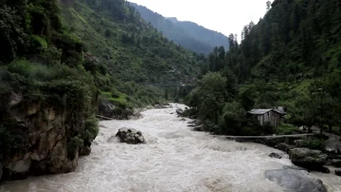 Flooded river flowing at  the Parvati river in manikaran,kasol. Stock-Footage 143726251