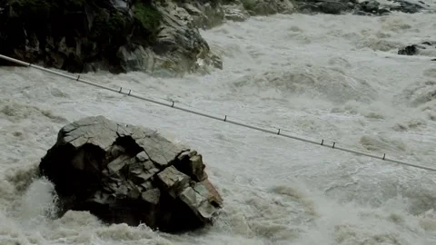Flooded river flowing at  the Parvati river in manikaran,kasol. Stock-Footage 143726628