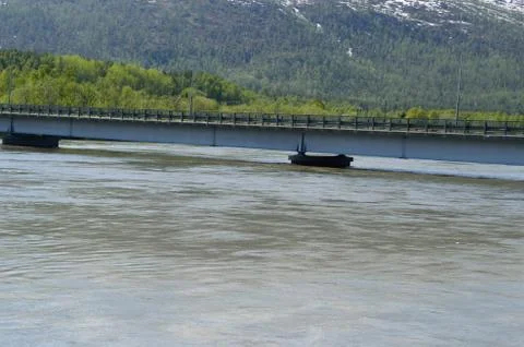 Flooded river in spring underneath bridge Foto stock