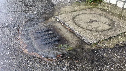 Flooded road and clogged drain for heavy rain Vidéo 88076248