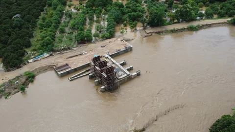 Flooding the floodgate construction, unfinished construction. Vídeos de archivo 217422402