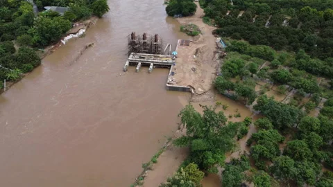 Flooding the floodgate construction, unfinished construction. Vídeo Stock 217422466