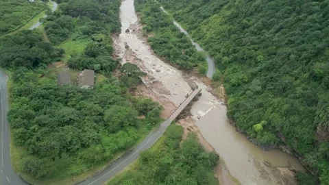 Flooding river reveal Stock Footage 183267342