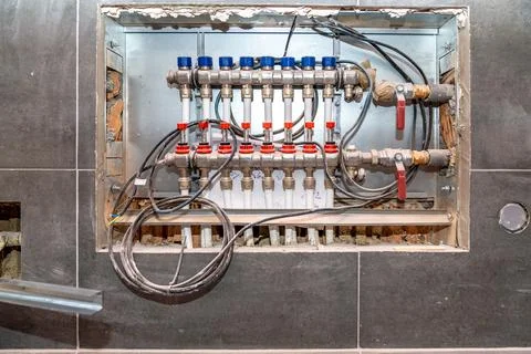 Floor heating distribution box on the construction of the house Foto stock