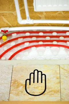 Floor heating pipe. Installation of engineering systems in a building. Fotos de archivo