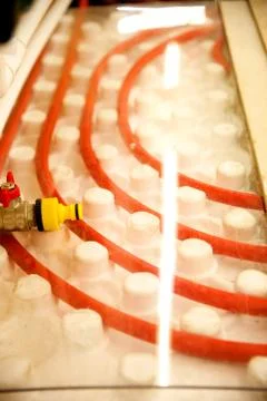 Floor heating pipe. Installation of engineering systems in a building. Fotos de archivo