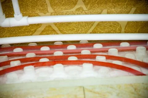 Floor heating pipe. Installation of engineering systems in a building. Fotos de archivo