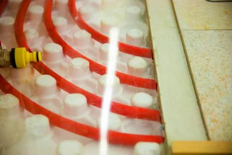 Floor heating pipe. Installation of engineering systems in a building. Fotos de archivo