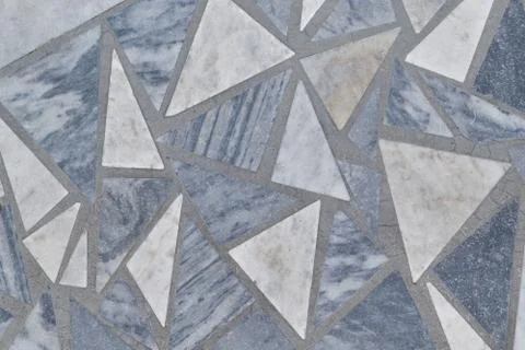 The floor surface is made of triangular granite tiles. 库存照片