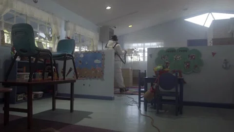 Floor view motion to the right showing empty school classroom with chairs und Video stock 256720019