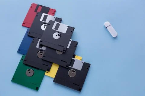 Floppy disks vs small flash drive. 스톡 사진