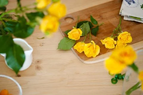 Floral flat lay composition process of making bouquet. Fresh yelow flowers on Foto stock