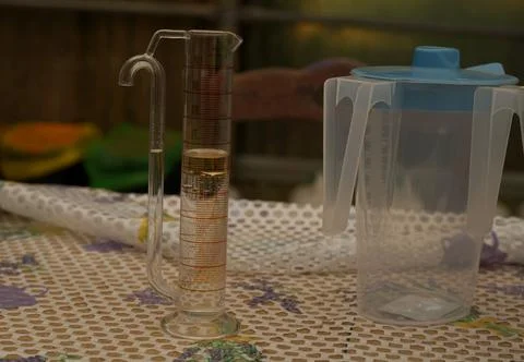 A Florentine glass separator with a layer of essential oil. Foto stock