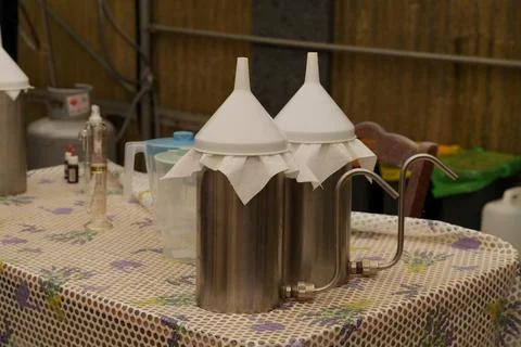 A Florentine glass separator with a layer of essential oil. Stockfoto's