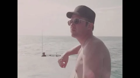 FLORIDA - 1978 - Crewmen pulling lines as another fixes his hat. The crewmen Vidéo 328180083