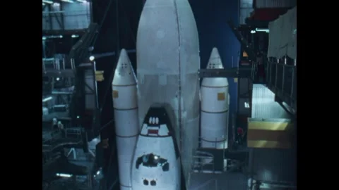 FLORIDA - 1981 - NASA engineers move the STS-2 from the Vehicle Assembly 库存影片 340661333