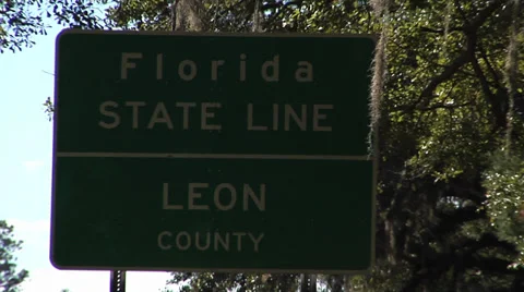 Florida, CU Florida border sign ZO to Welcome to FLorida sign Stock Footage 32230653