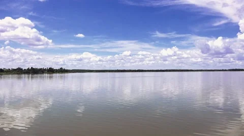 Florida Lake with cloudy blue sky Stock Footage 41472998